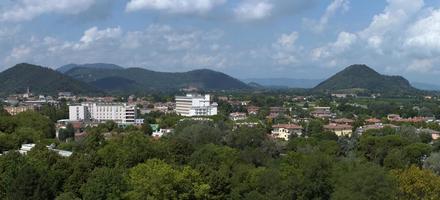 vista panorámica de abano terme y colli euganei. padova, italia foto