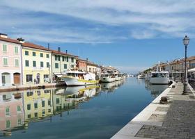 Barcos en el puerto del canal leonardesque en cesenatico, Italia foto