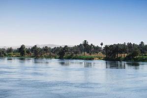 navegando por el río Nilo. Orilla del río Nilo, en el sur de Egipto. África foto