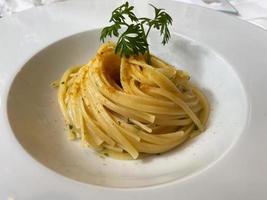 plato de pasta linguini con salmonete. cocina de restaurante italiano. foto