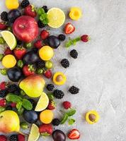 frutas y bayas frescas de verano foto