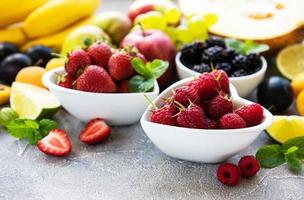 frutas y bayas frescas de verano foto