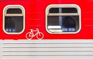 Vagón compartimento de bicicletas marcado desde el tren regional en Lituania