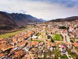 Vista aérea de la catedral de Mtskheta panorama con el valle y el río de fondo objetos turísticos históricos de Georgia. foto