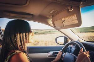 omán conduce un coche foto