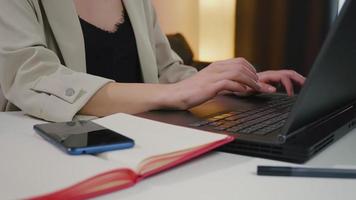 manos de mujer escribiendo teclado sentarse en el escritorio de oficina. video
