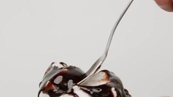 Nahaufnahme, Küchenchef verwendet einen Löffel, um Schokoladensauce und Schlagsahne zu schöpfen. auf Schlagsahne. video