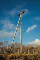 Postes de luz de madera en el paisaje de las tierras bajas rurales llamadas pampas cubiertas por arbustos resecos cerca de cambara do sul. una pequeña ciudad rural en el sur de Brasil con increíbles atractivos turísticos naturales. foto