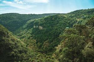 paisaje del valle de quilombo con colinas cubiertas por un frondoso bosque vista desde el mirador belvedere cerca de gramado. una linda ciudad de influencia europea en el sur de Brasil, muy buscada por los turistas. foto