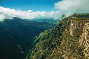 Fortaleza cañón con escarpados acantilados rocosos cubiertos por un espeso bosque en un día nublado cerca de cambara do sul. una pequeña ciudad rural en el sur de Brasil con increíbles atractivos turísticos naturales. foto