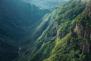 Fortaleza cañón con escarpados acantilados rocosos cubiertos por un espeso bosque y un río en el fondo cerca de cambara do sul. una pequeña ciudad rural en el sur de Brasil con increíbles atractivos turísticos naturales. foto