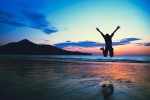 mujer asiática divertida saltando y feliz con el turismo de playa. verano foto