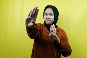 Hermosa joven musulmana asiática con la mano de la señal de pare, rechazar la mano de la señal, la mano de la señal de prohibición, no acercarse a la mano, mantenerse alejado de la mano de la señal, no mover la mano de la señal, aislado