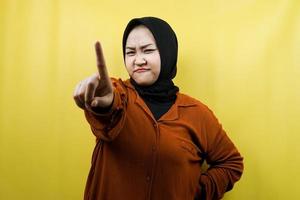 Hermosa joven musulmana asiática con el signo número uno de la mano, signo de advertencia de la mano a la cámara, aislado