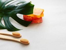 cepillos de dientes de bambú natural foto