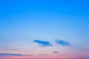 Fondo azul dramático de la textura del cielo del atardecer. foto