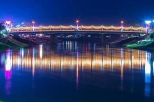 el puente en la ciudad de phitsanulok, tailandia. foto