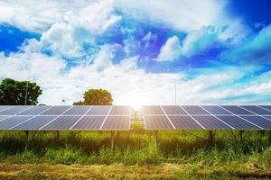 panel solar sobre fondo de cielo azul, concepto de energía alternativa, energía limpia, energía verde. foto