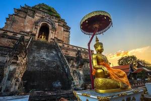 Wat Chedi Luang es un templo budista en el centro histórico y es un templo budista que es una de las principales atracciones turísticas de Chiang Mai, Tailandia. foto