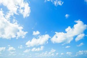 Textura de fondo de cielo azul con nubes blancas. foto