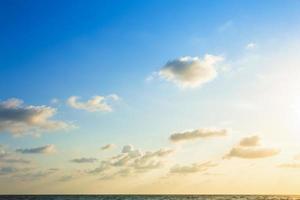 hermoso amanecer temprano en la mañana sobre el mar el horizonte, textura de fondo de cielo azul con nubes blancas puesta de sol. foto