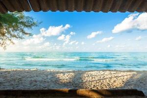 Hermoso amanecer temprano en la mañana y las olas del mar en la playa de arena el horizonte en la playa de Hat Chao Lao en Chanthaburi, Tailandia. foto