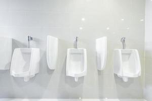 urinarios de baños públicos alineados, sin privacidad. foto
