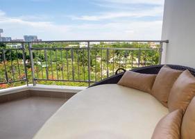 diván impermeable al aire libre en el balcón foto