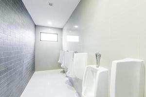 urinarios de baños públicos alineados, sin privacidad.