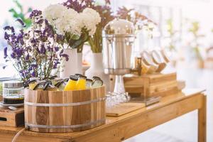 línea de desayuno buffet orgánico crudo puesto en jugo botella de bebida listo para beber prensado en frío la decoración de la mesa del comedor en el buffet autoservicio en el hotel jugo de naranja, jugo de piña, jugo de guayaba foto