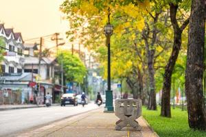 banco de mármol en el parque en el foso de la ciudad a la calle muy transitada de la noche en chiang mai, tailandia. foto