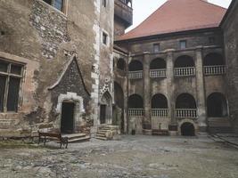 Interior y exterior del castillo de Hunedoara en Rumania en condiciones de niebla foto