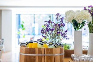 línea de desayuno buffet orgánico crudo puesto en jugo botella de bebida listo para beber prensado en frío la decoración de la mesa del comedor en el buffet autoservicio en el hotel jugo de naranja, jugo de piña, jugo de guayaba foto