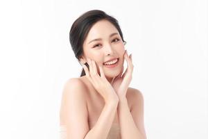 hermosa joven asiática con piel limpia y fresca sobre fondo blanco, cuidado facial, tratamiento facial, cosmetología, belleza y spa, retrato de mujeres asiáticas.