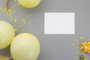 Fondo de feliz cumpleaños, decoración de fiesta plana con tarjeta de invitación de volante sobre fondo gris pastel foto