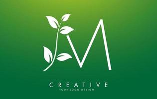 Diseño de logotipo de letra m de hoja blanca con hojas en una rama y fondo verde. letra m con concepto de naturaleza.