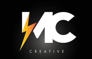 Diseño de logotipo de letra mc con iluminación thunder bolt. logotipo de letra de perno eléctrico vector