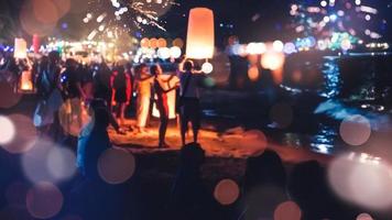 la gente celebra el año nuevo. Desenfoque de círculo de fuegos artificiales. colorido en celebración. playa de tailandia foto