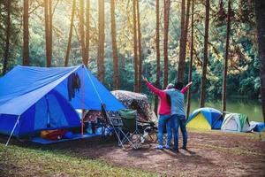 pareja asiática viajar naturaleza acampar en la montaña ver el lago en la niebla al amanecer en pang ung, mae hong son, tailandia. foto