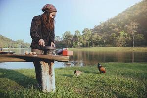 mujer turista natural, ella está desayunando, comiendo. viaje de campamento, viaje de campamento por el lago. Los campistas están en su campamento en la cascada del parque nacional namtok sam lan foto