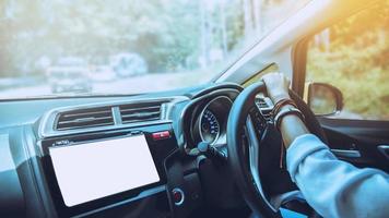 mano de mujer sosteniendo el volante de un coche. conducir un coche viajar relajarse en las vacaciones. habilidades de conducción un coche foto