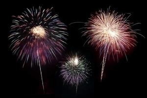 fuegos artificiales con siluetas hermosas vacaciones.Fuegos artificiales de año nuevo felicitaciones y celebrar el año nuevo. foto