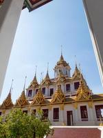 templo de loha prasat wat ratchanatda en bangkok, tailandia. foto