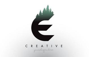 idea creativa del logotipo de la letra e con pinos. Diseño de letra e con pino en la parte superior. vector