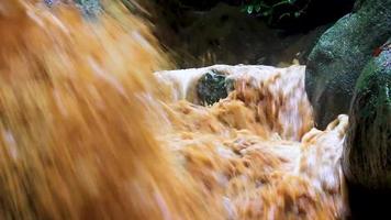 Wang Sao Thong Wasserfall im tropischen Regenwald Koh Samui Thailand. video