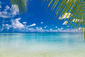 soleada playa tropical con palmeras y agua turquesa, exóticas vacaciones en una isla, caluroso día de verano. vacaciones de verano de lujo, concepto de viaje foto