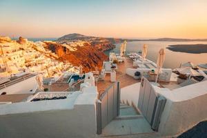 07.15.21 - hermosa puesta de sol en la isla de santorini, fira, grecia. paisaje de verano con vista al mar. famoso destino de viaje foto