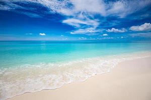 primer plano de la arena en la playa y el cielo azul de verano. paisaje de playa panorámica. playa tropical vacía y paisaje marino. cielo anaranjado y dorado del atardecer, arena suave, tranquilidad, luz del sol tranquila y relajante, humor de verano foto