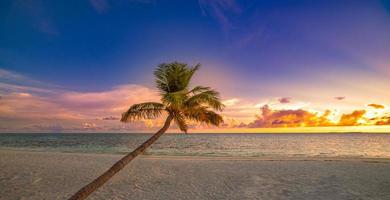 hermosa puesta de sol brillante en una playa paradisíaca tropical foto
