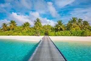 idílico paisaje de playa tropical para fondo o papel tapiz. diseño de turismo para el paisaje de vacaciones de verano, concepto de destino de vacaciones. escena exótica de la isla, vista relajante. laguna paradisíaca junto al mar foto